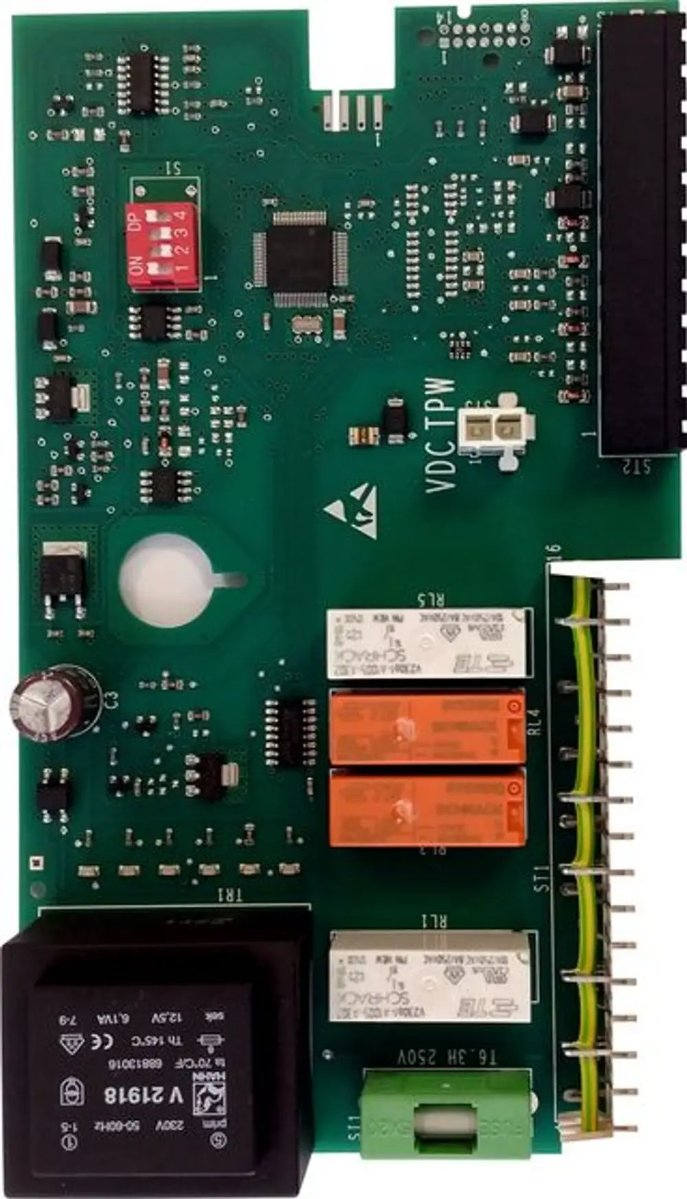 Grüne Platine mit verschiedenen elektronischen Bauteilen, Relais und Anschlüssen, hergestellt von Wolf, zur Steuerung von Kaskadenmodulen.